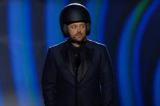Nate Bargatze se presenta con un casco en los Grammy: “Los comediantes tienen que usarlos ahora en los premios”