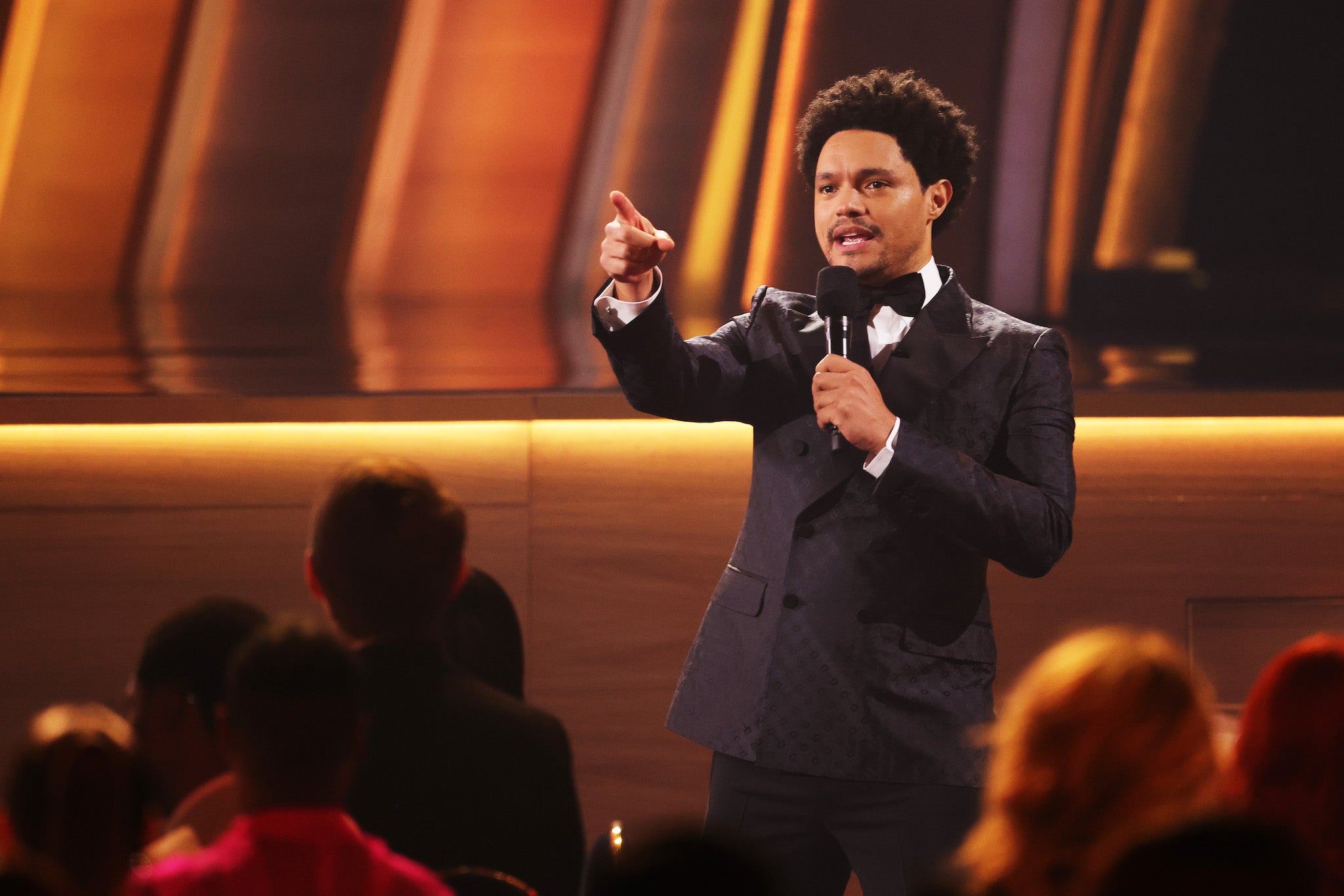 Trevor Noah se burla en los Grammy de la controversia entre Will Smith y Chris Rock