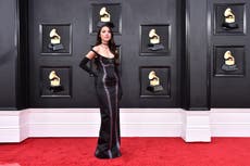 Negro, fucsia y tonos metálicos dominan alfombra del Grammy