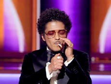 La audiencia de los Grammy reacciona cuando Bruno Mars enciende un cigarrillo después de ganar premio