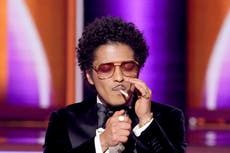 La audiencia de los Grammy reacciona cuando Bruno Mars enciende un cigarrillo después de ganar premio