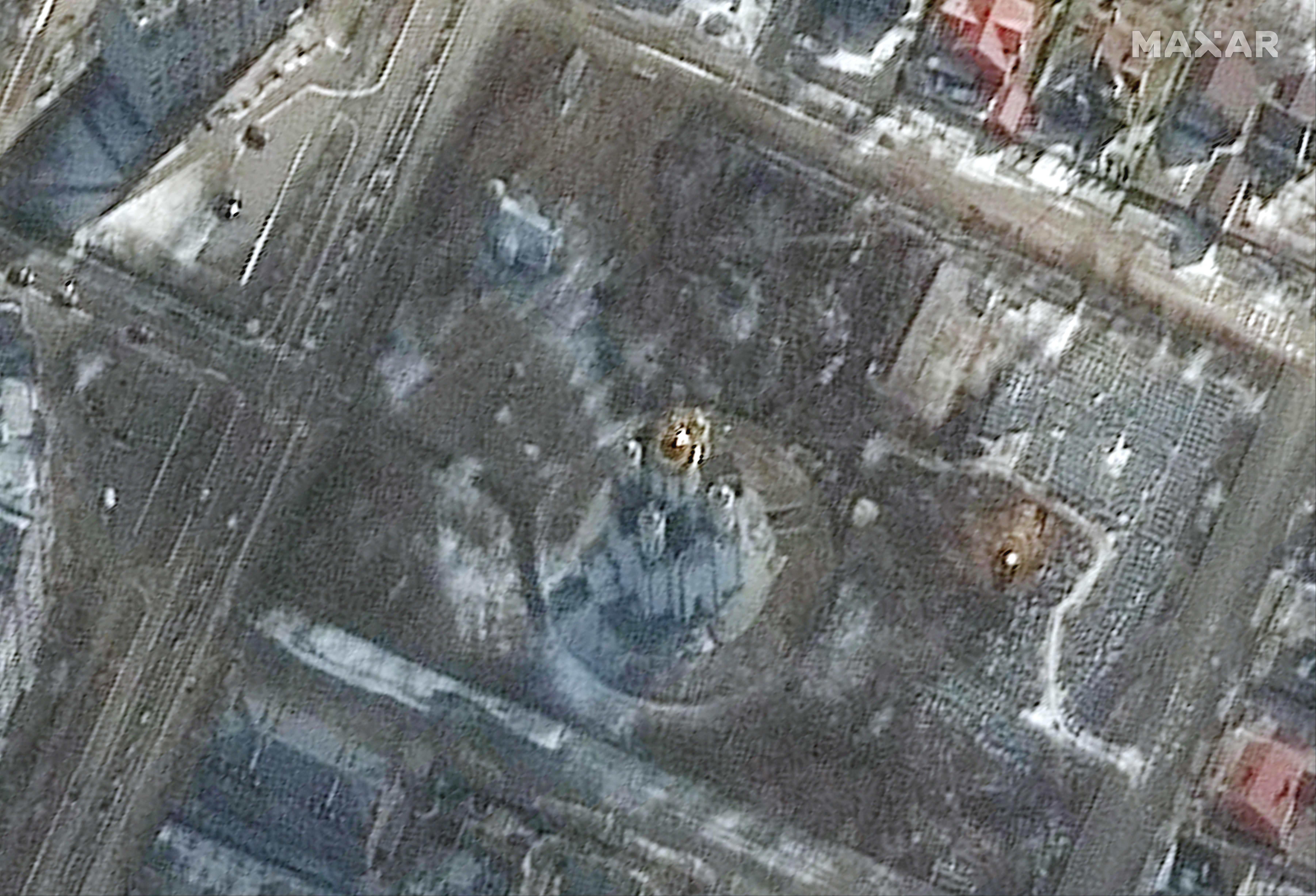 Esta imagen de satélite publicada por Maxar Technologies el 3 de abril de 2022 muestra una probable excavación de tierra en un cementerio (derecha) cerca de la Iglesia de San Andrés y Pyervozvannoho Todos los Santos en Bucha, Ucrania, el 10 de marzo de 2022