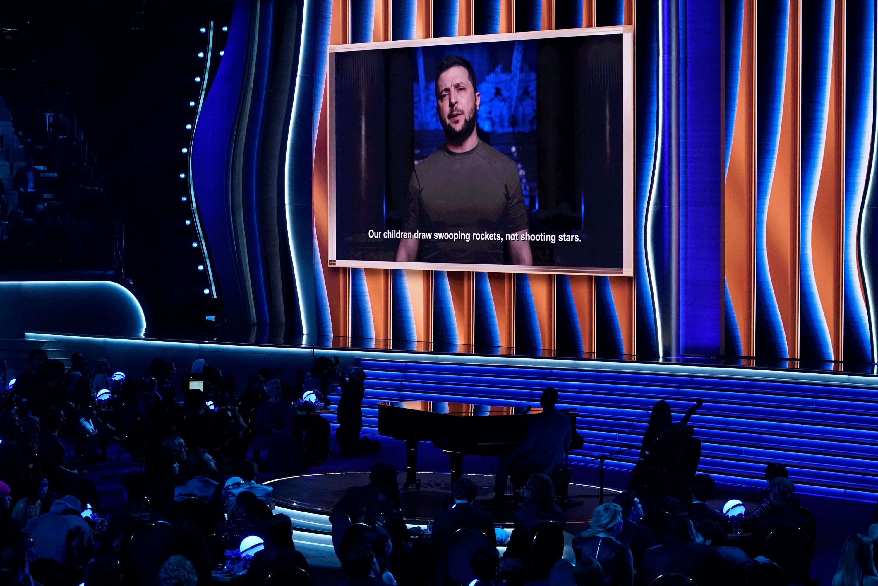 La aparición de Zelensky en los Grammy no debería haber funcionado; esta es la razón por la que sí funcionó
