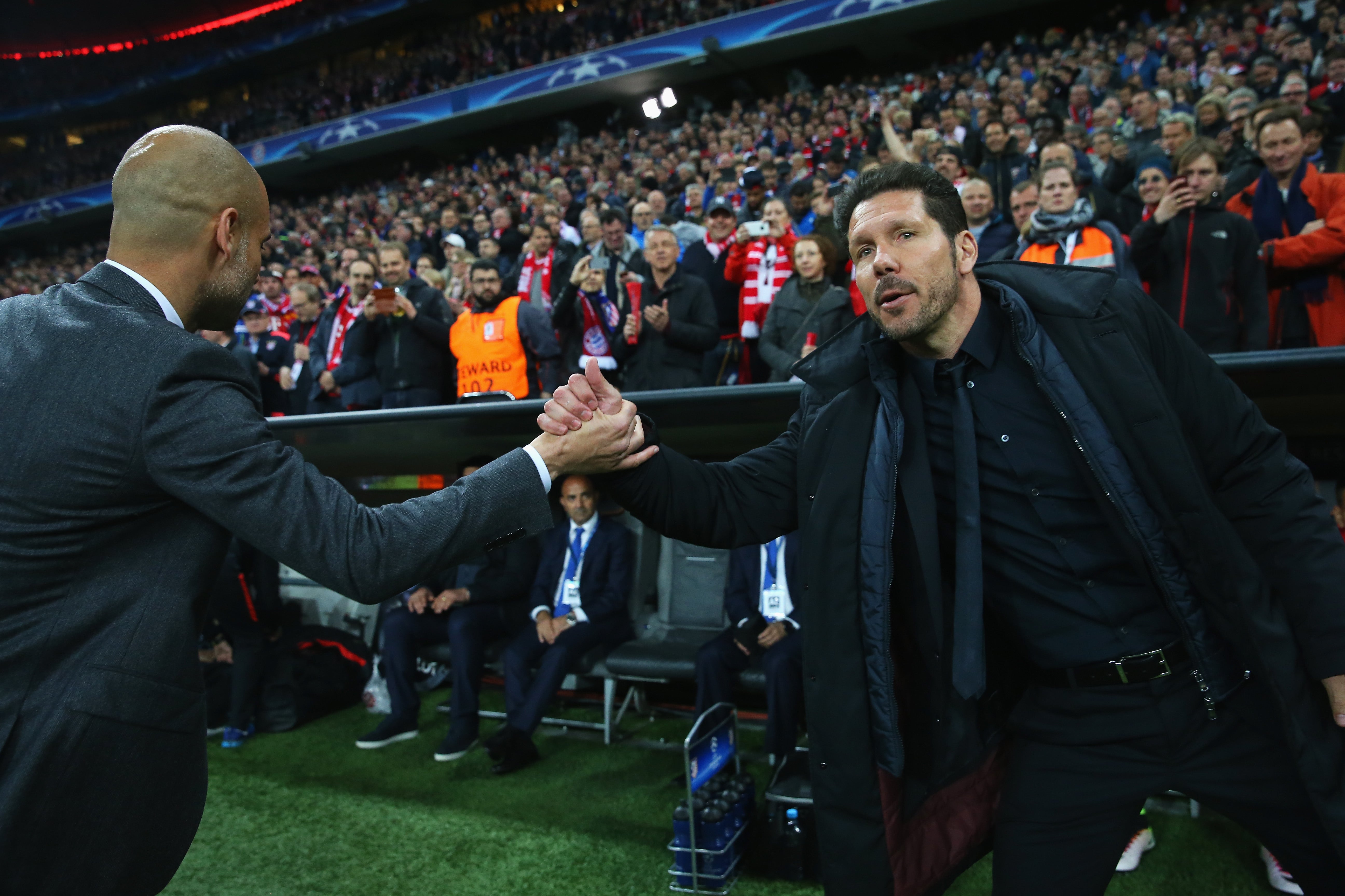 Guardiola y Simeone se dan la mano antes del inicio del partido en Munich