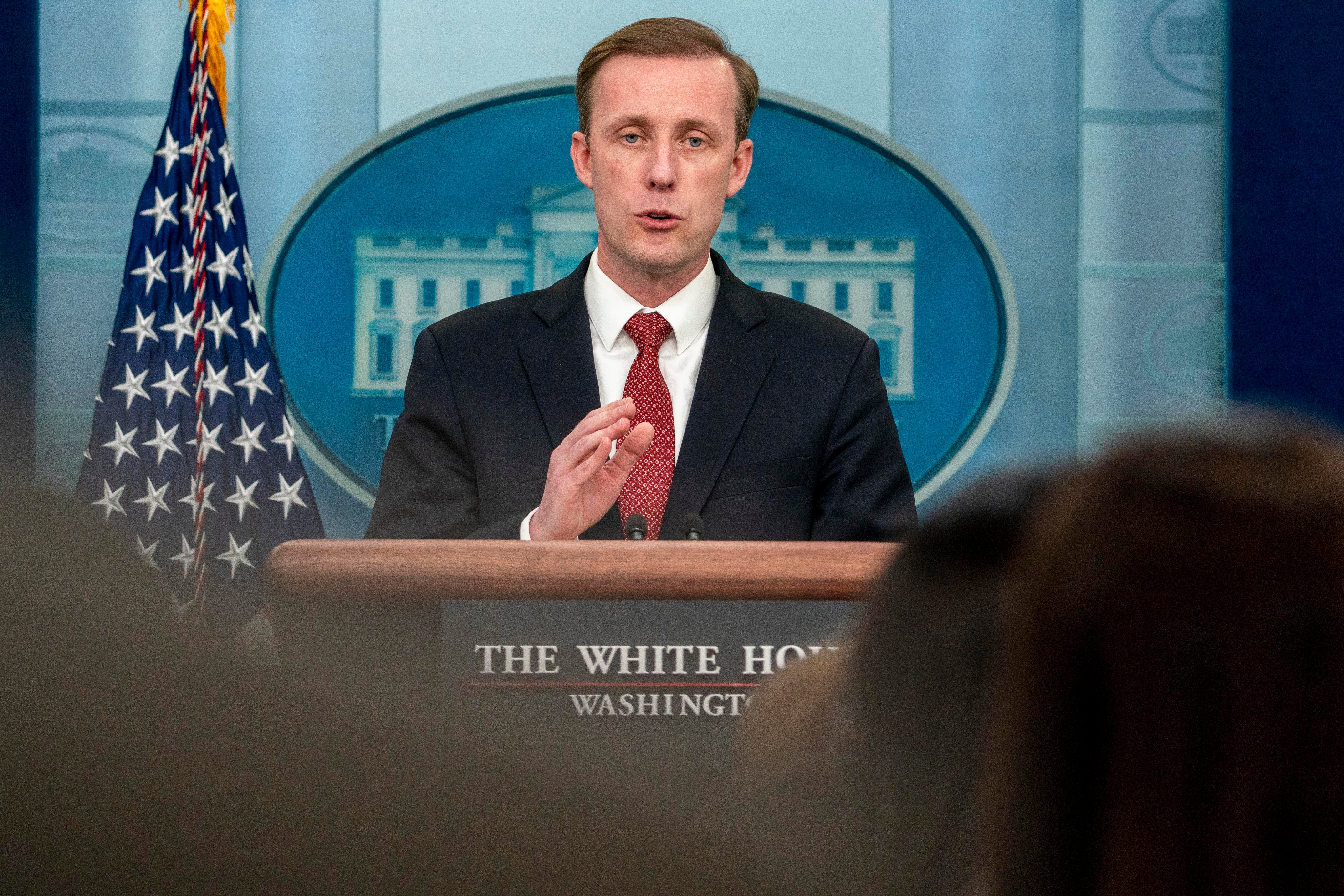 El asesor de seguridad nacional de la Casa Blanca, Jake Sullivan, habla durante una rueda de prensa en la Casa Blanca en Washington, el lunes 4 de abril de 202