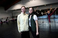 Bailarinas de Rusia y Ucrania danzan juntas en Nápoles