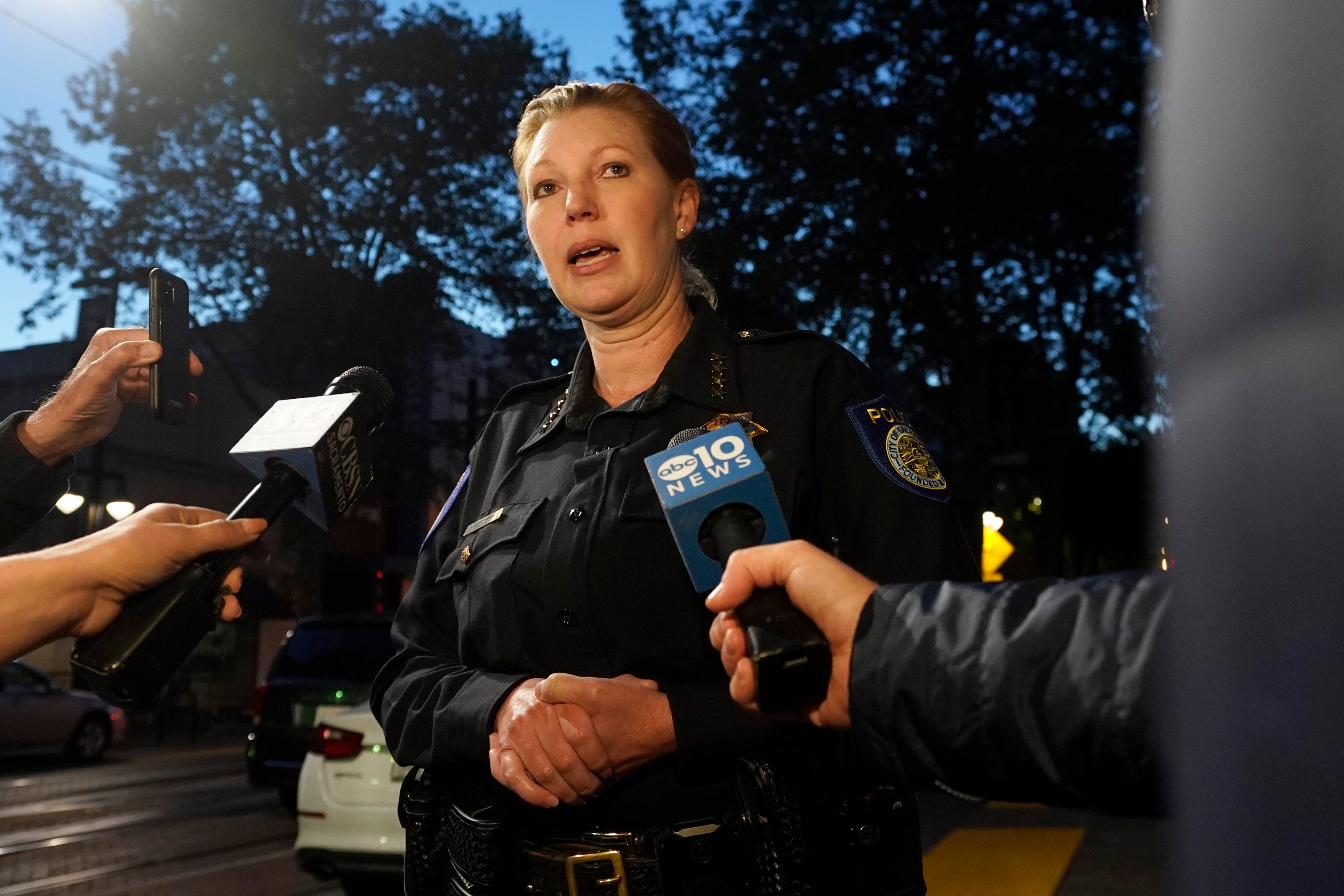 La jefa de policía de Sacramento, Kathy Lester, habla con los periodistas sobre el tiroteo masivo en Sacramento, California, el 3 de abril de 2022