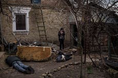 AP Fotos: Ucranianos realizan funerales por sus muertos