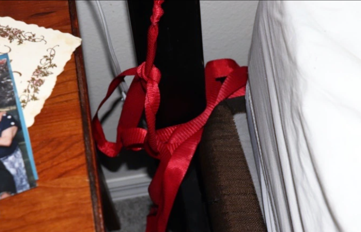 Una cuerda usada para retener improvisadamente a alguien al lado de la cama donde Anthony Todt supuestamente mató a su familia