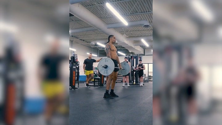 Esta es la impresionante voltereta que logra hacer el jugador Shai Ross cargando 65 libras 