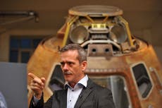 El astronauta Chris Hadfield dice que ha visto “innumerables cosas en el cielo que no se pueden explicar”