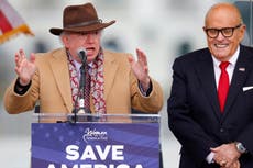 El abogado de Trump, John Eastman, afirma que el FBI lo detuvo en un restaurante y confiscó su teléfono