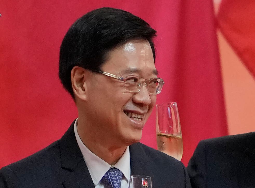 Nro. 2 de Hong Kong renuncia para postularse como candidato Independent Español Nro. 2 de Hong Kong renuncia para postularse como candidato Independent Español