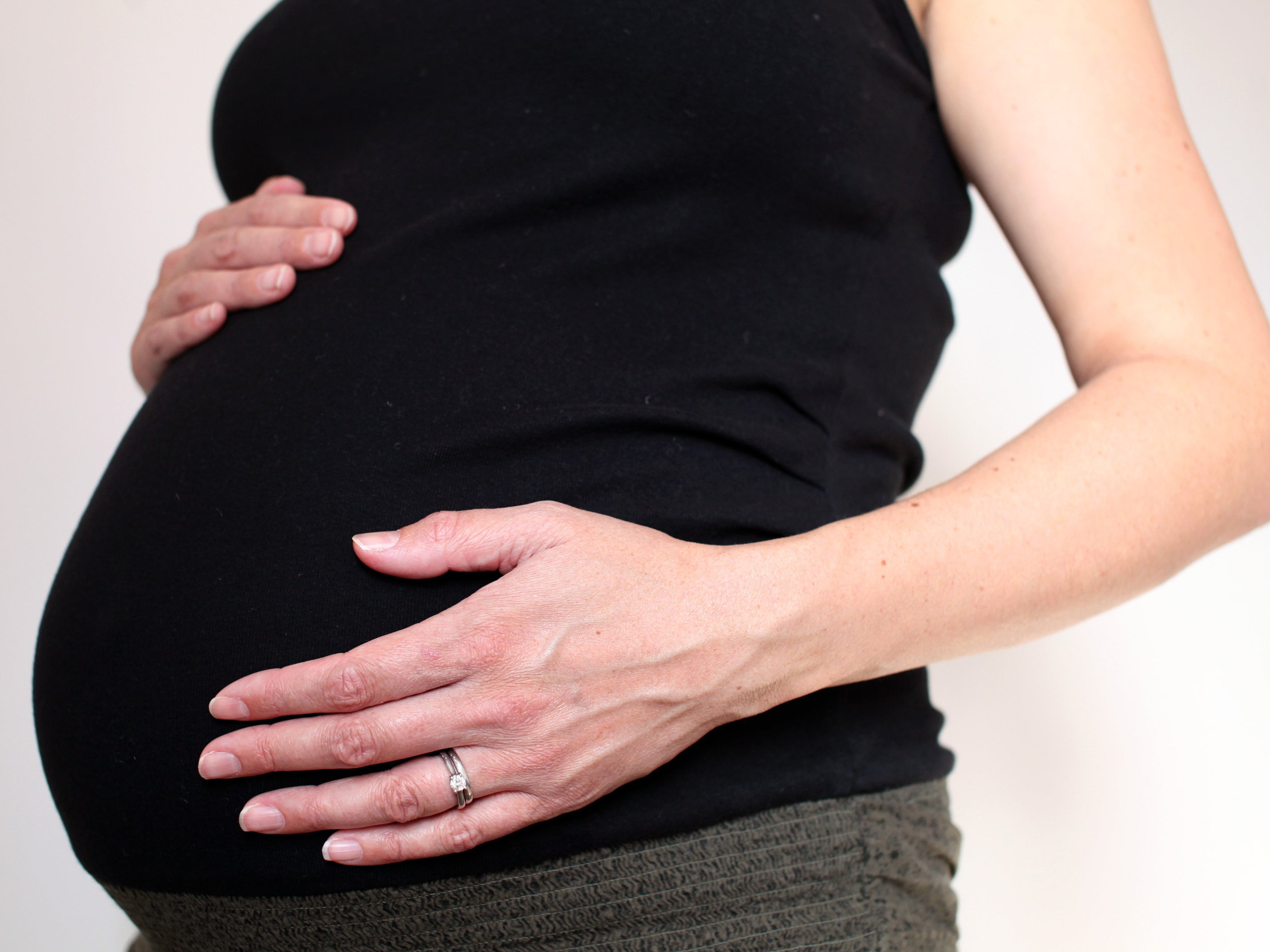 <p>Los investigadores examinaron los registros de casi 39 millones de nacimientos en Estados Unidos entre 2010 y 2020 (foto: imagen de archivo de una persona embarazada)</p>