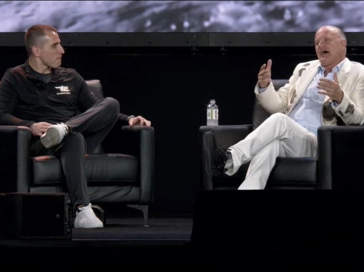 Anthony “Pomp” Pompliano (izquierda) hablando con Mike Novogratz durante la sesión de apertura de Bitcoin 2022 en Miami, Florida, el 6 de abril de 202