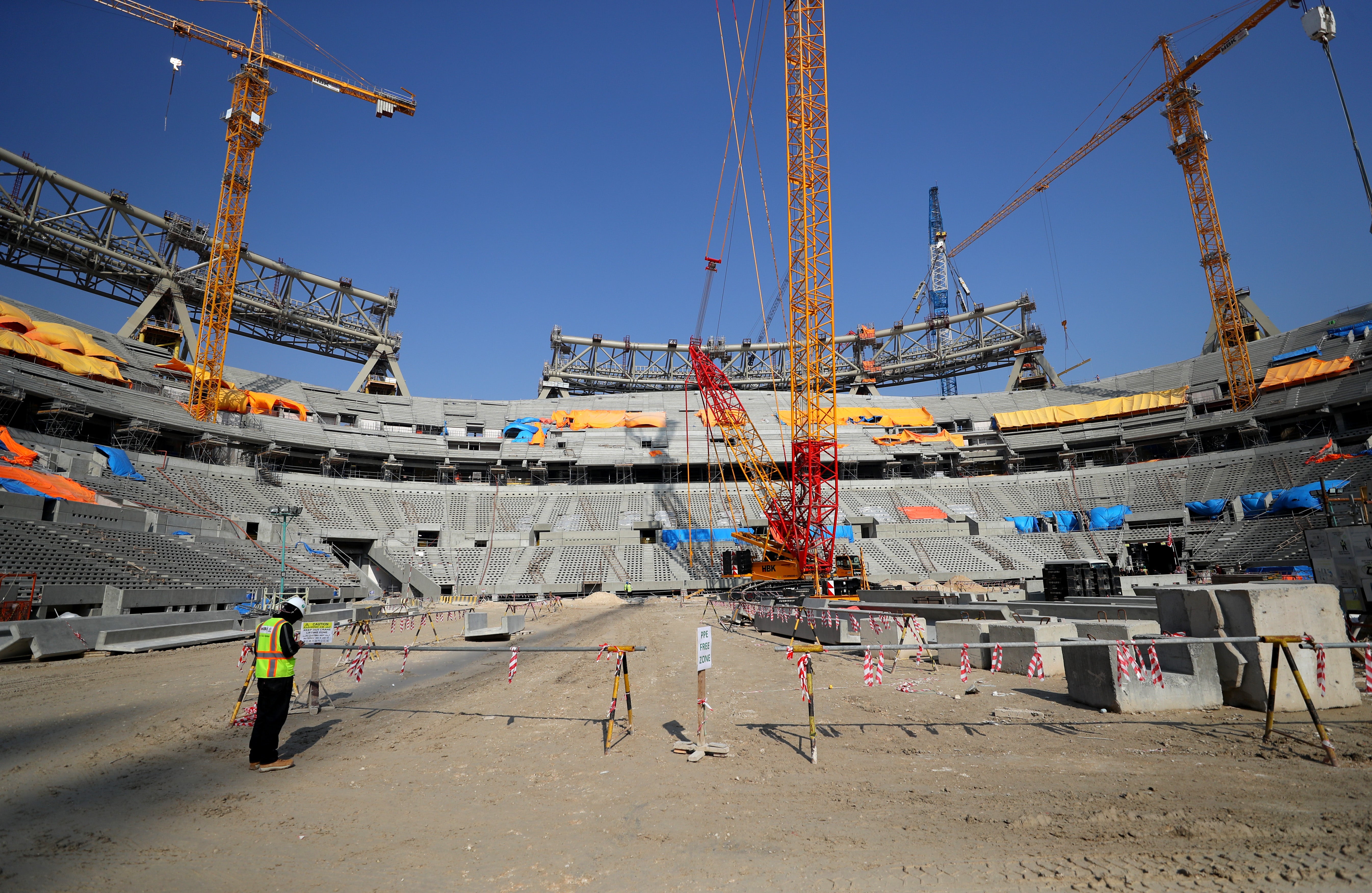 Trabajos de construcción en el estadio Lusail, en Doha, Qatar
