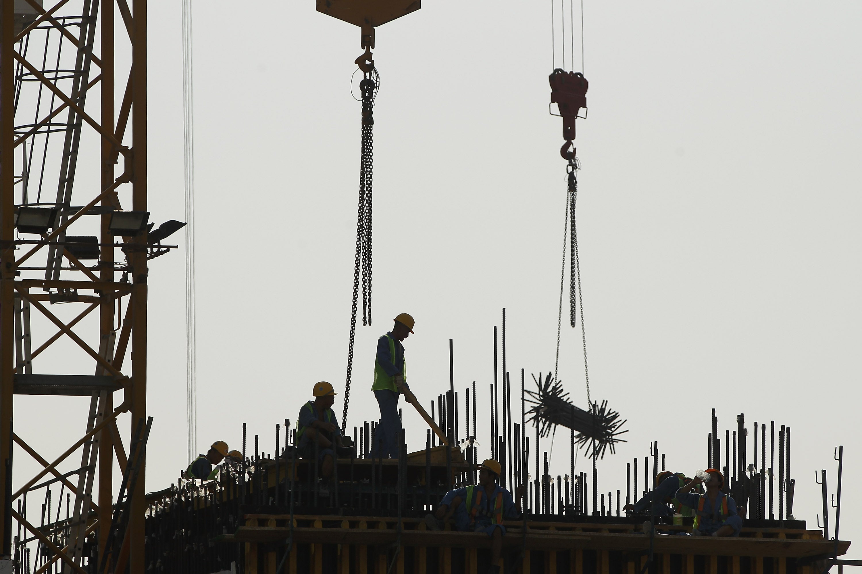 Trabajadores construyen un nuevo edificio de oficinas en el naciente distrito financiero de Doha, en Qatar
