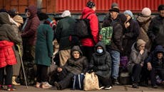Así huyen las familias ucranianas en la región del Donbás ante la llegada de los rusos 