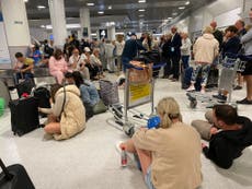 Una familia pierde ₤1.500 al quedarse atrapada en las colas del aeropuerto de Manchester y perder su vuelo