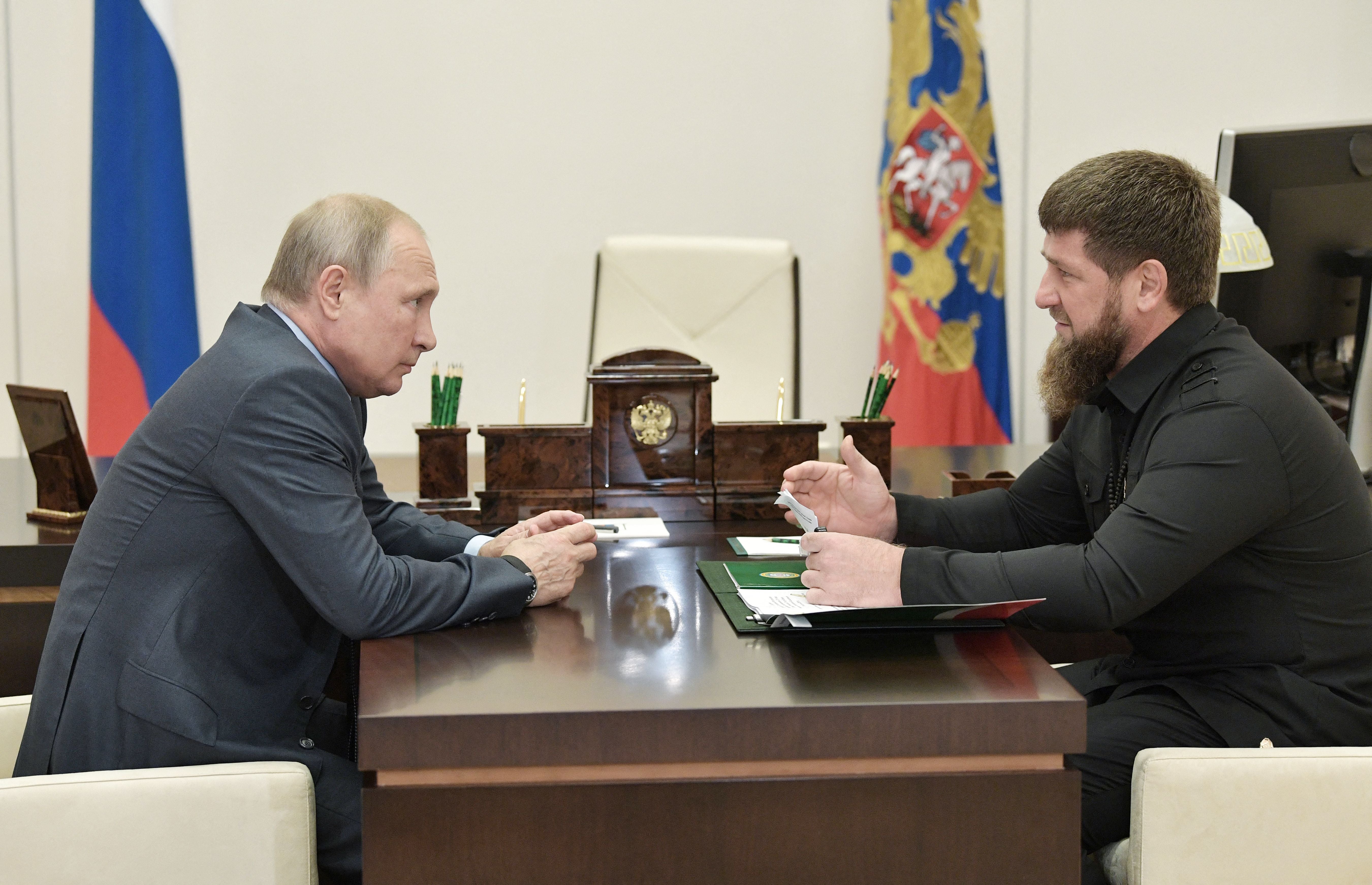 Foto de archivo: Kadyrov habla con Vladímir Putin en la residencia estatal de Novo-Ogaryovo, a las afueras de Moscú, el 31 de agosto de 2019