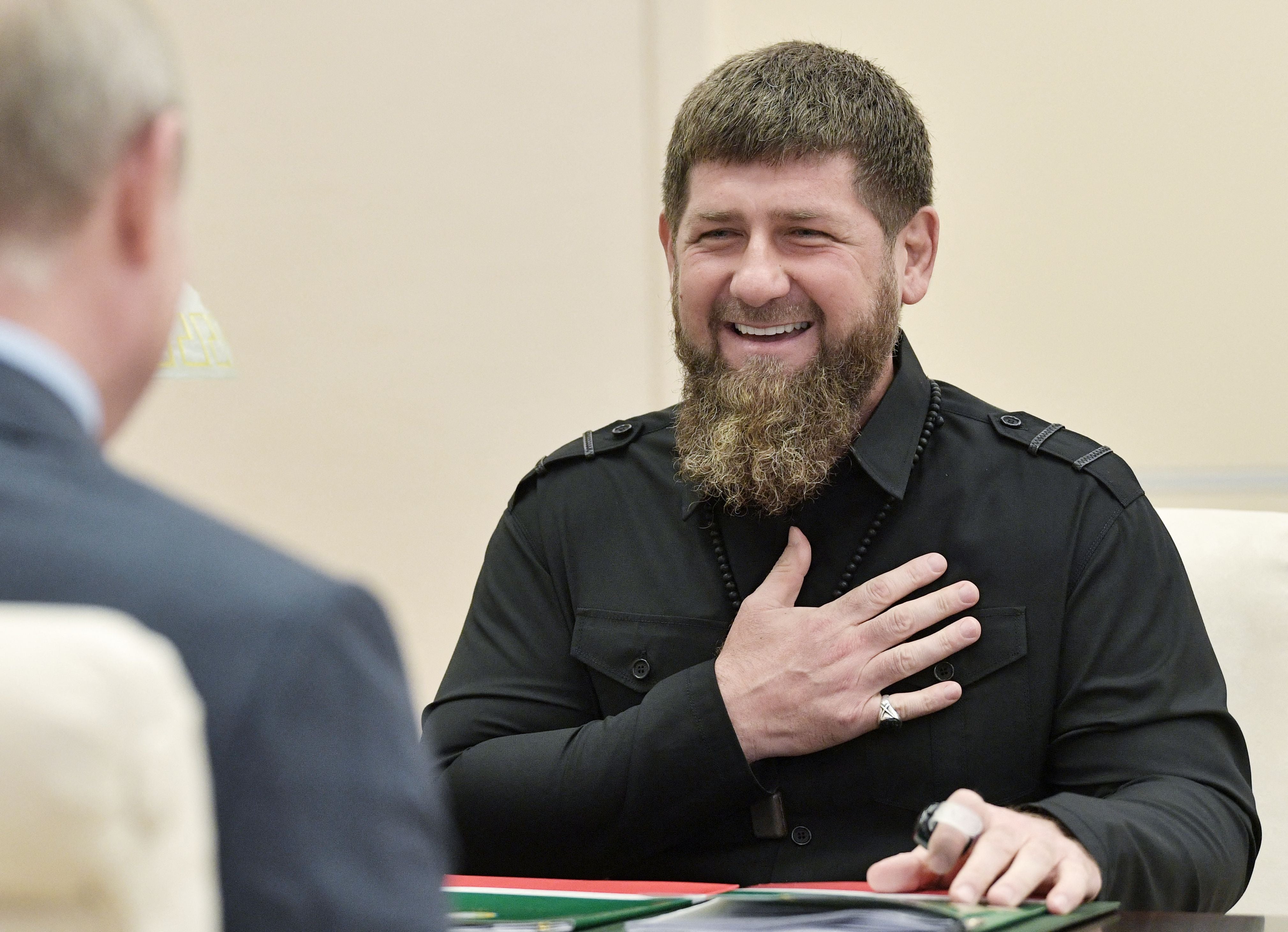 Foto de archivo: Kadyrov se ríe mientras habla con Vladímir Putin en la residencia estatal de Novo-Ogaryovo, a las afueras de Moscú, el 31 de agosto de 2019