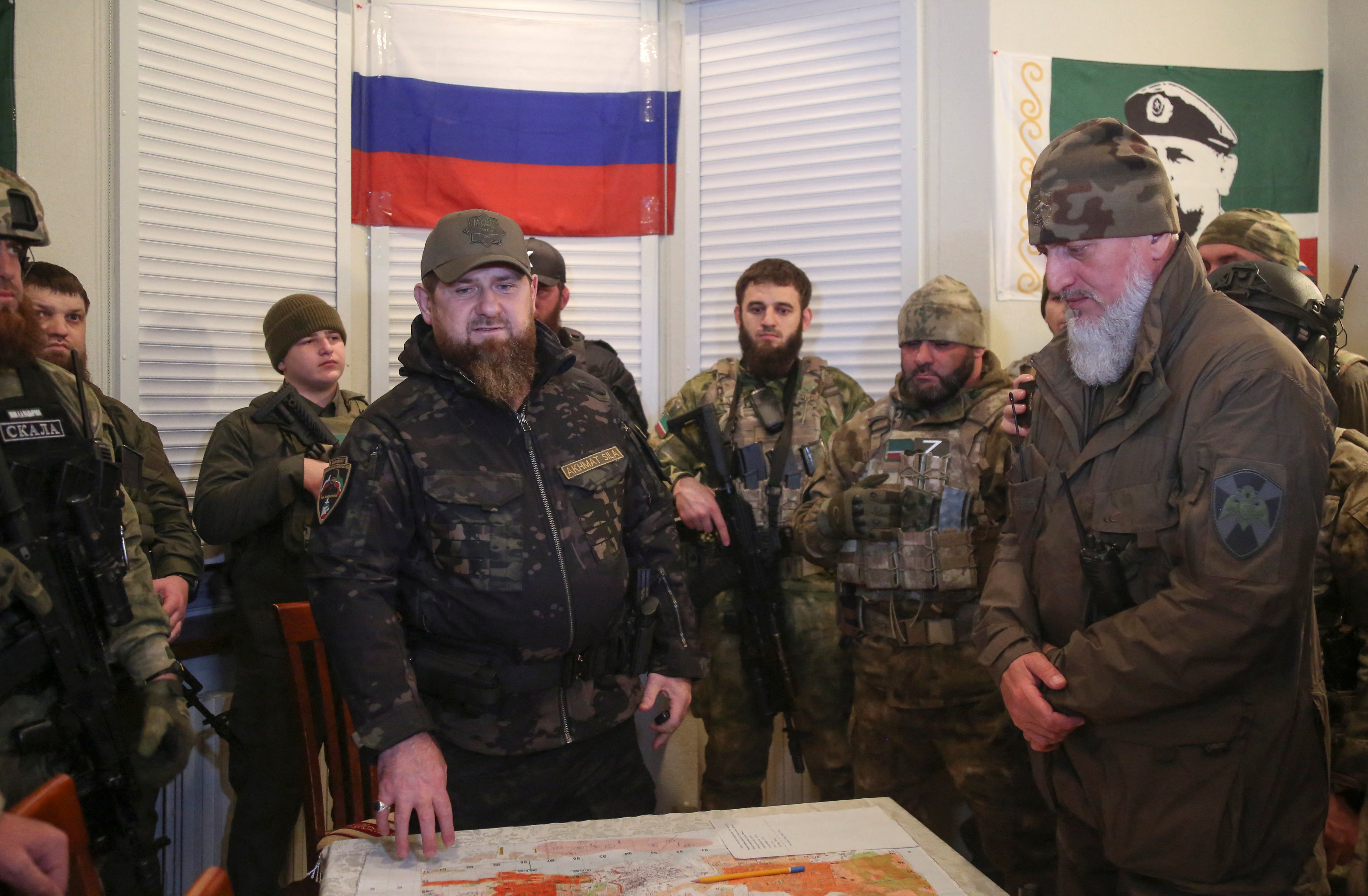 Kadyrov asiste a una reunión con los comandantes del 8º ejército combinado del Distrito Militar Sur de Rusia y las unidades de fuerzas especiales en un centro de operaciones en Mariúpol, Ucrania, el 28 de marzo de 2022