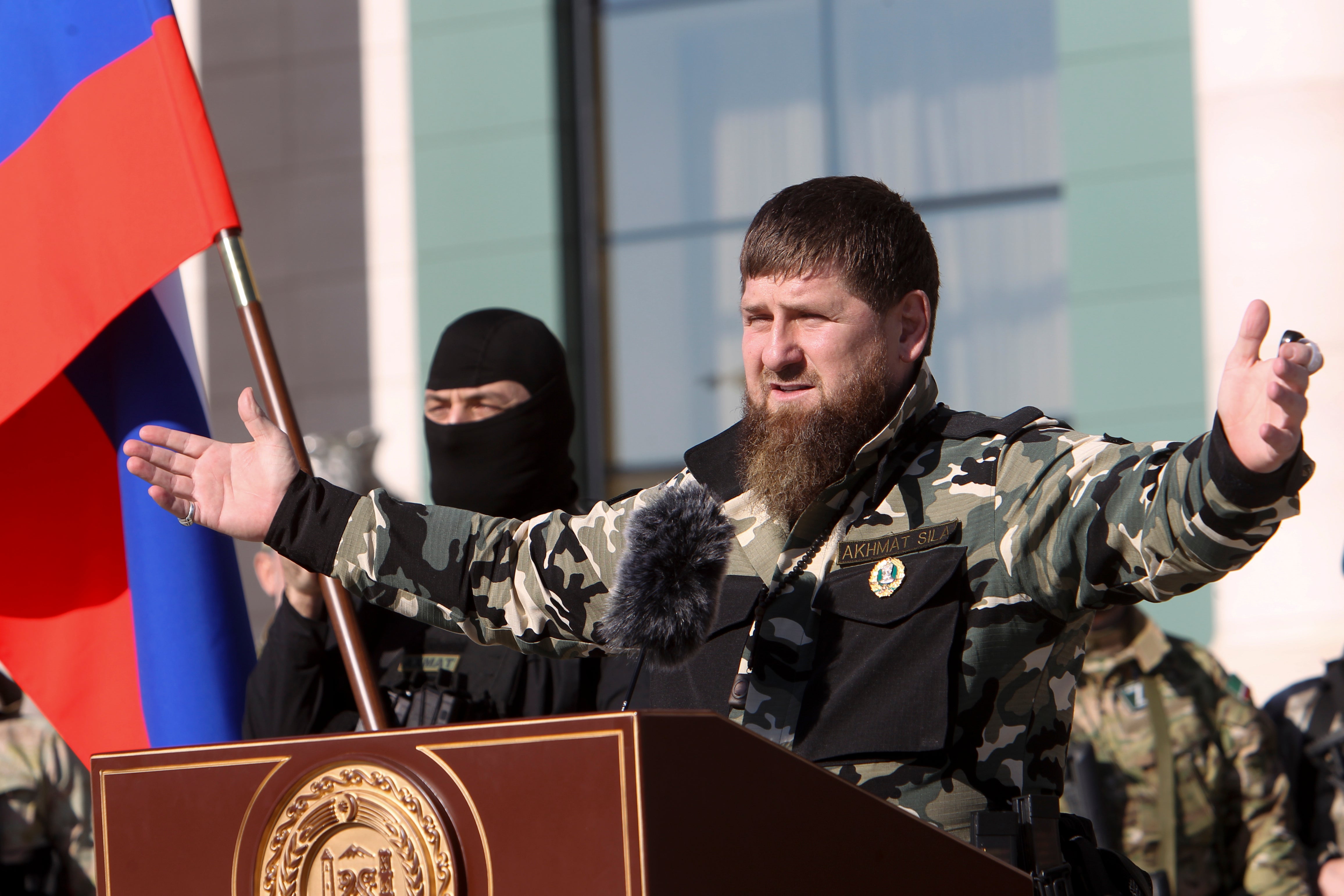 Foto de archivo: Kadyrov gesticula mientras se dirige a unos 10.000 soldados en Grozny, el 29 de marzo de 2022