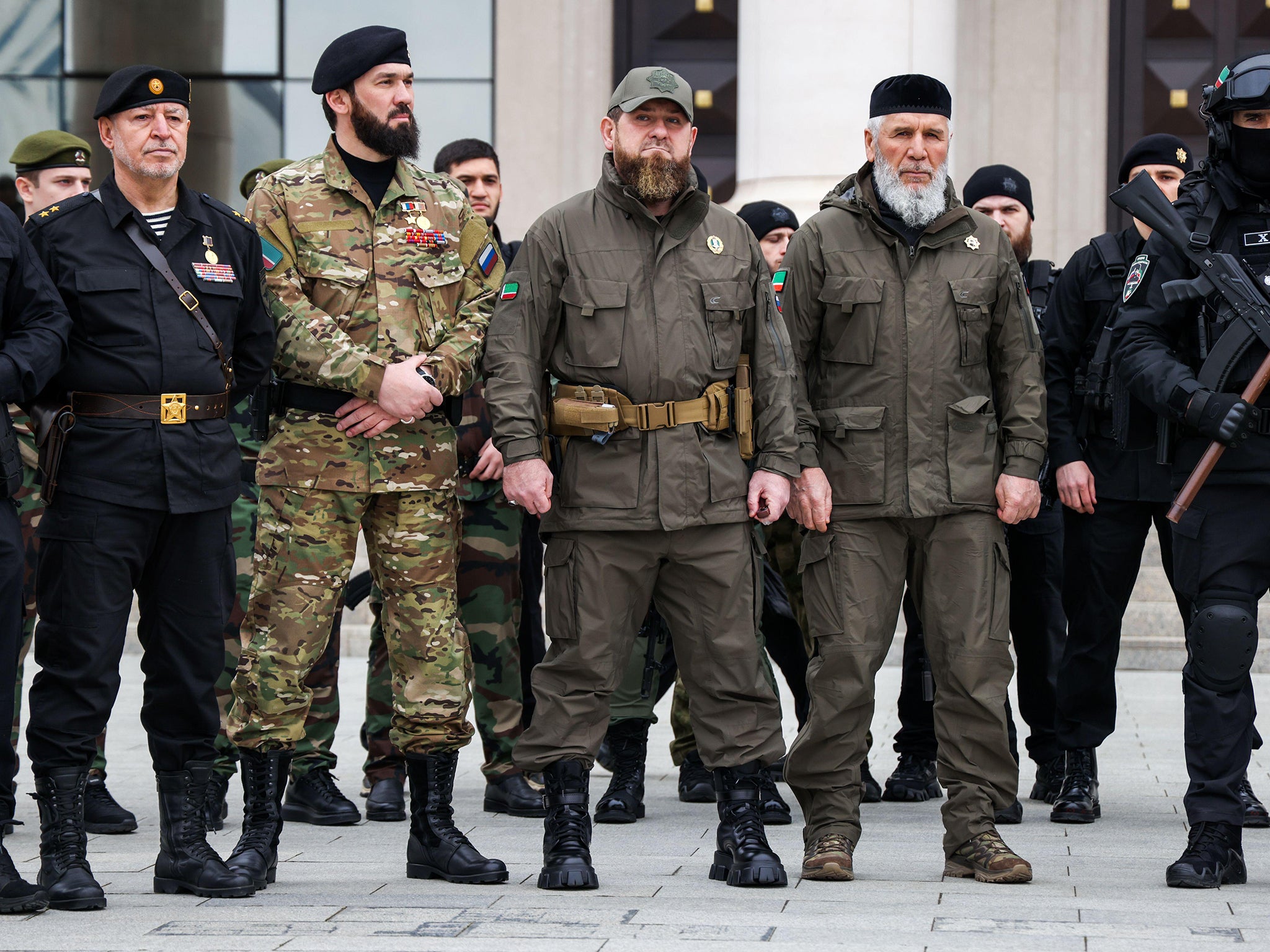 Ramzan Kadyrov, ataviado con botas de Prada, participa en una revisión de las tropas y el material militar de la República de Chechenia en su residencia de Grozny, el 25 de febrero de 2022