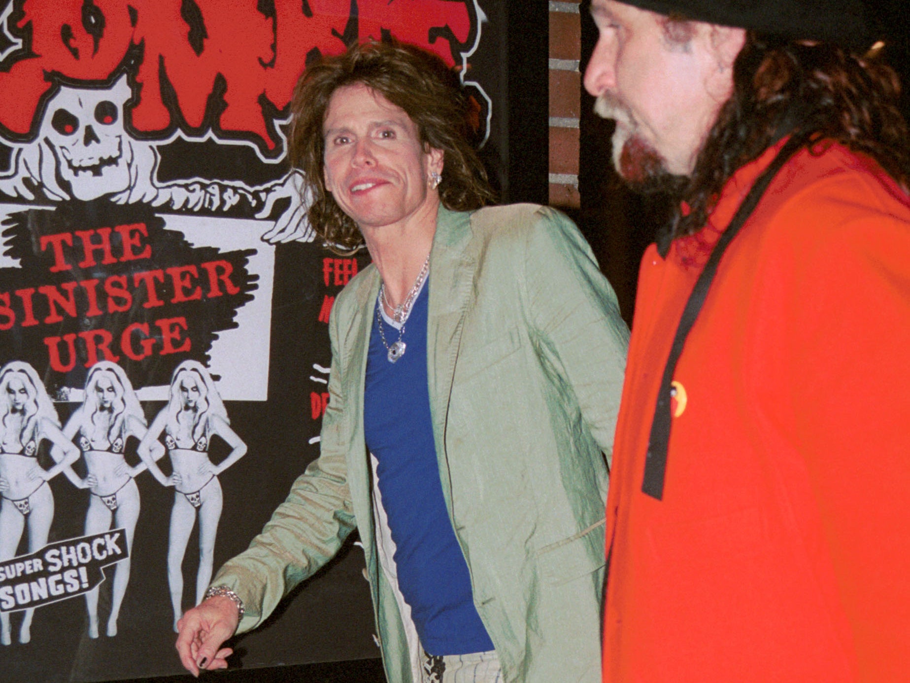 Steven Tyler de Aerosmith saliendo de The Viper Room en abril de 2002