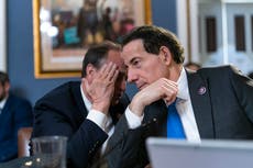 Cámara baja declara en desacato a dos exasesores de Trump