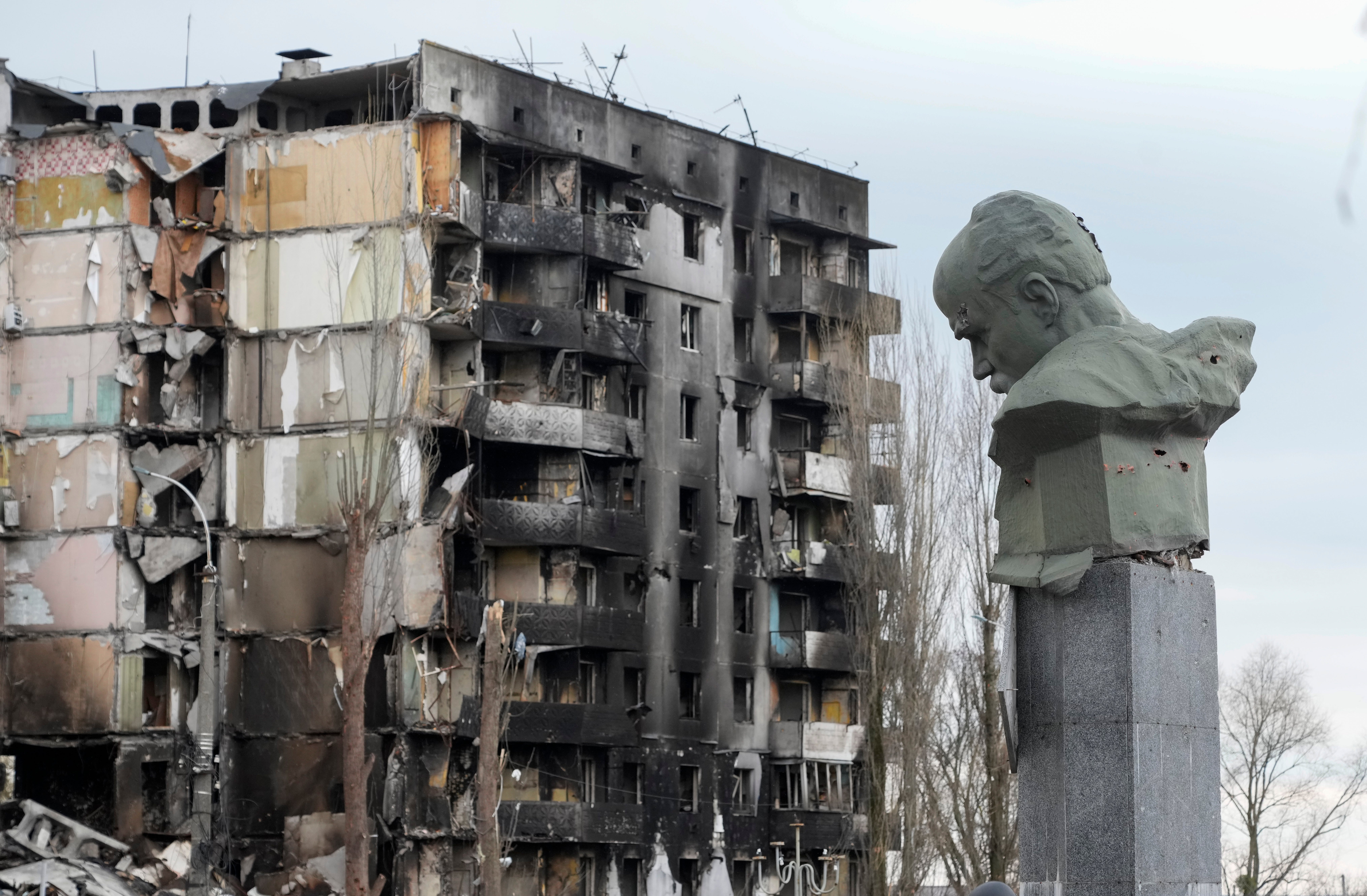 Un edificio bombardeado en la ciudad de Borodianka