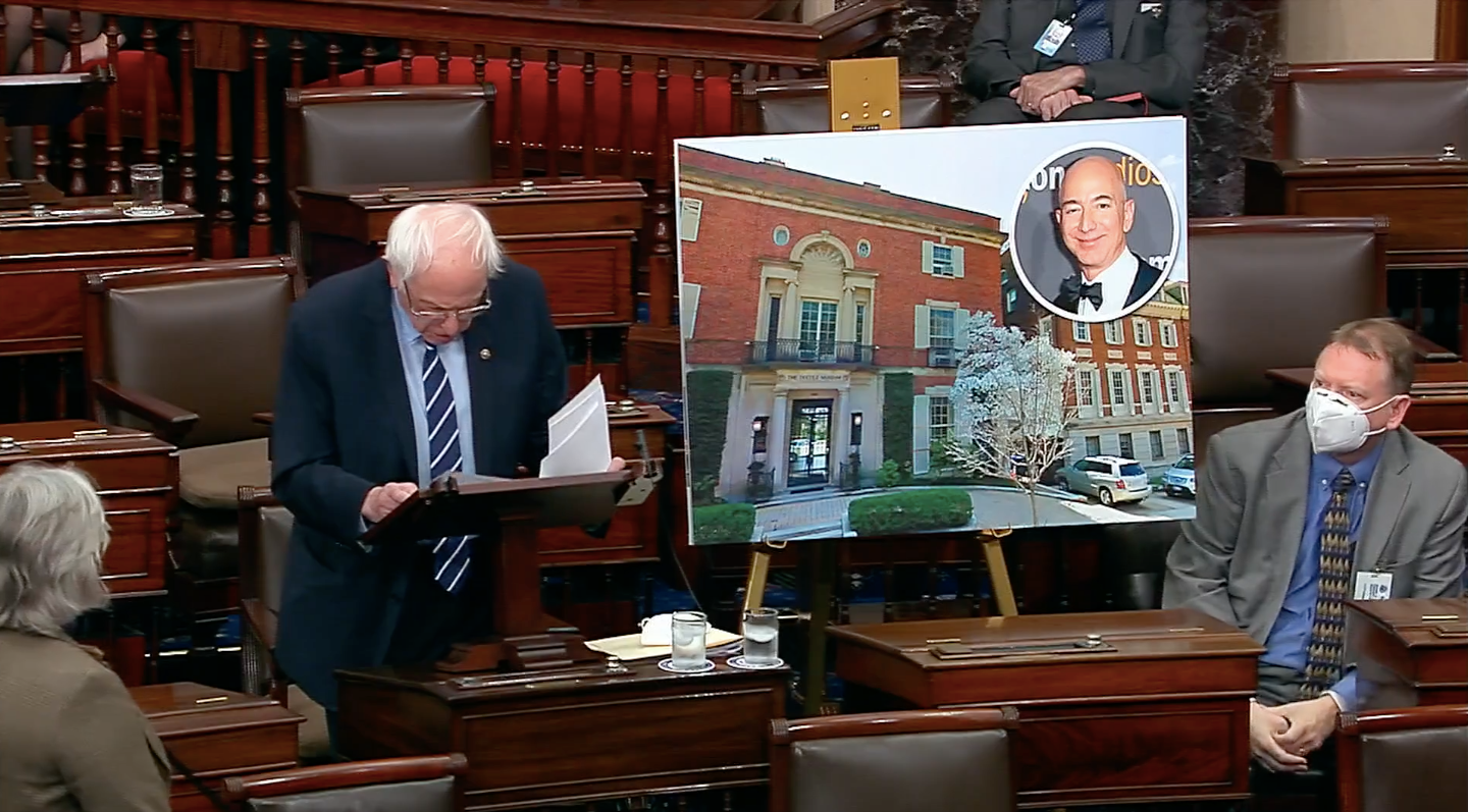 El senador Bernie Sanders pronuncia un discurso en el pleno del Senado en el que pide que se elimine una disposición de un proyecto de ley pendiente que enviaría $10.000 millones adicionales para alunizajes