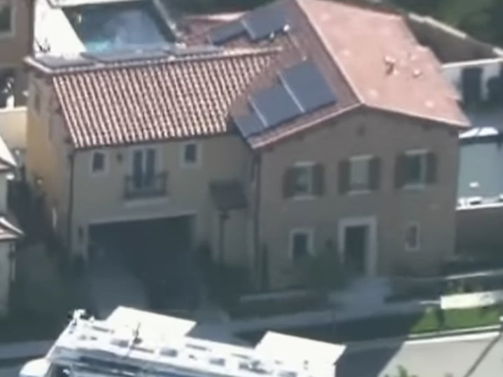 La casa en Irvine, California, donde se hallaron los cuerpos de una familia de tres personas en un avanzado estado de descomposición en abril; la policía halló los cuerpos luego de que los parientes de la familia que residían en Canadá solicitaron una visita de bienestar