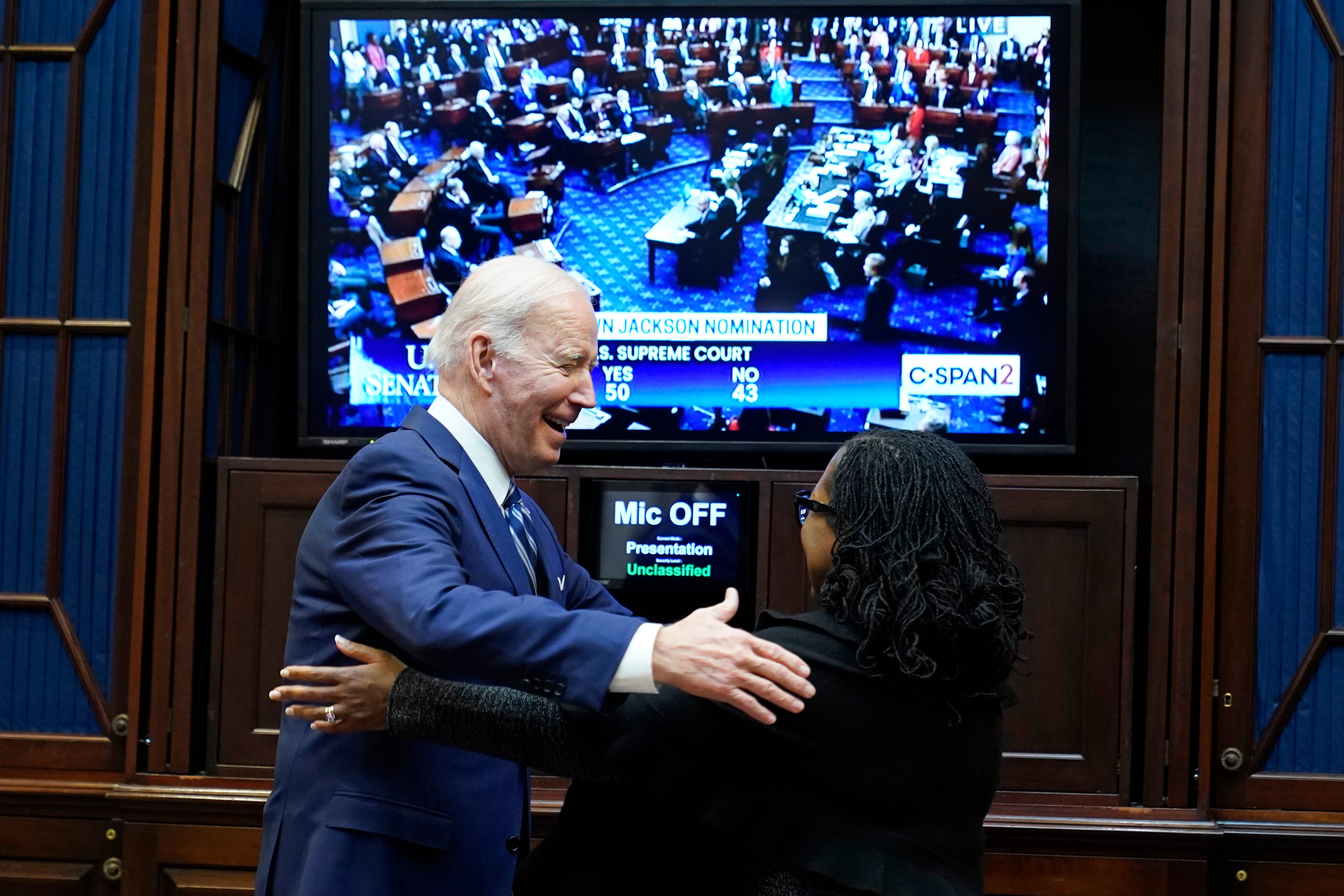 El presidente Biden y la jueza Jackson celebran su confirmación en la Casa Blanca
