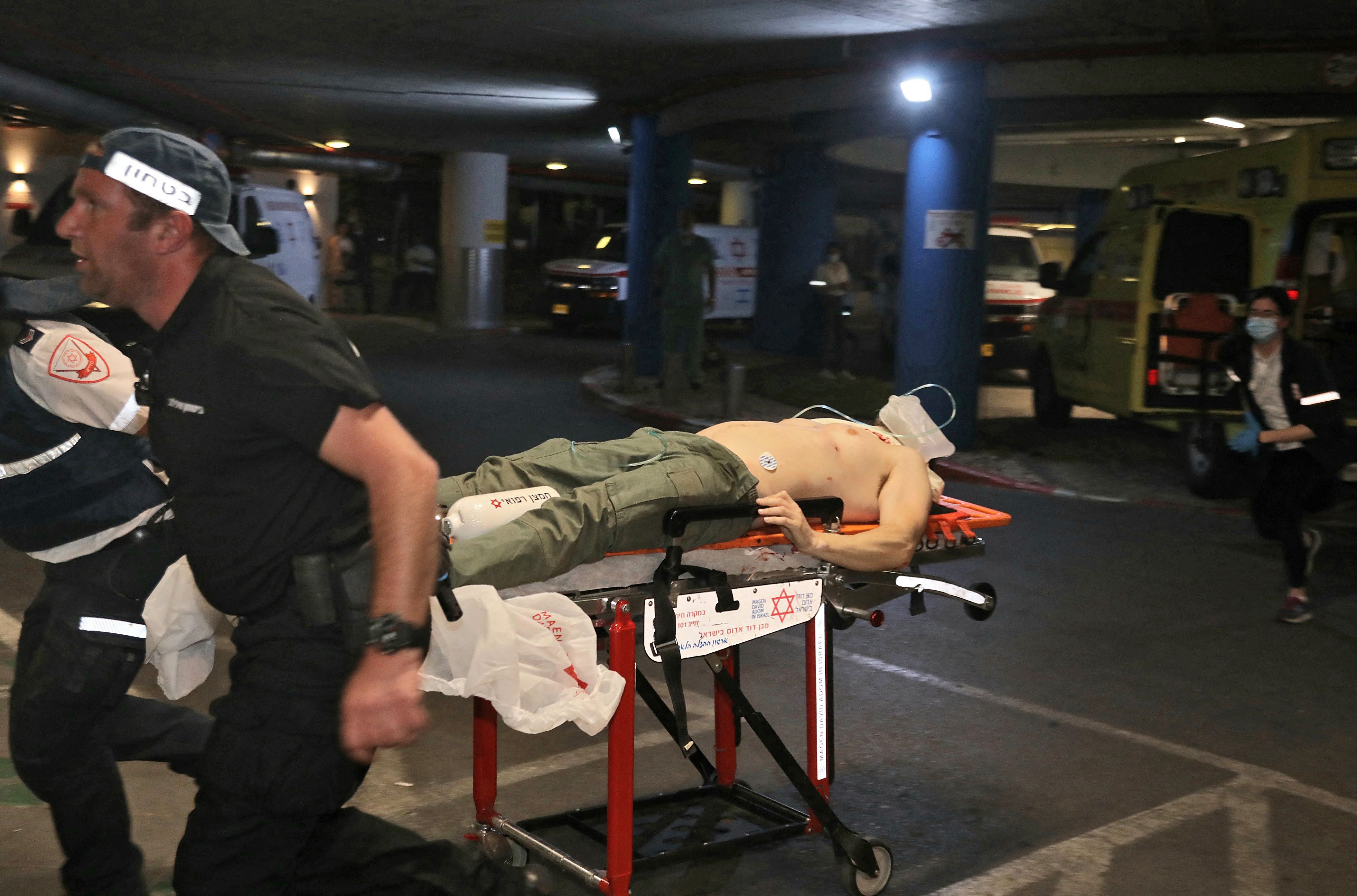 Una víctima herida llega al hospital Ichilov en la ciudad costera mediterránea de Tel Aviv, Israel