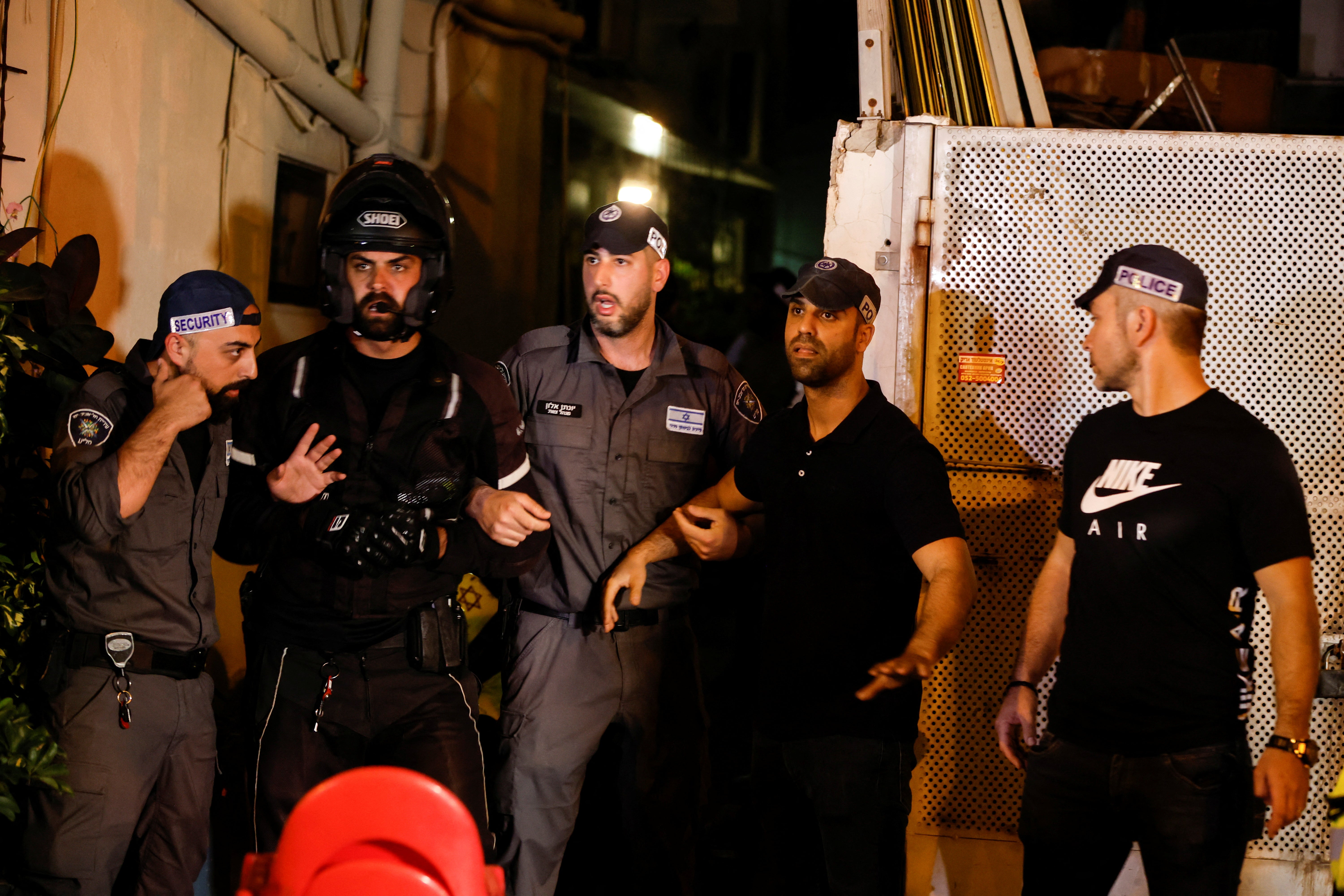 El personal de seguridad de Israel trabaja cerca de la escena del tiroteo mortal