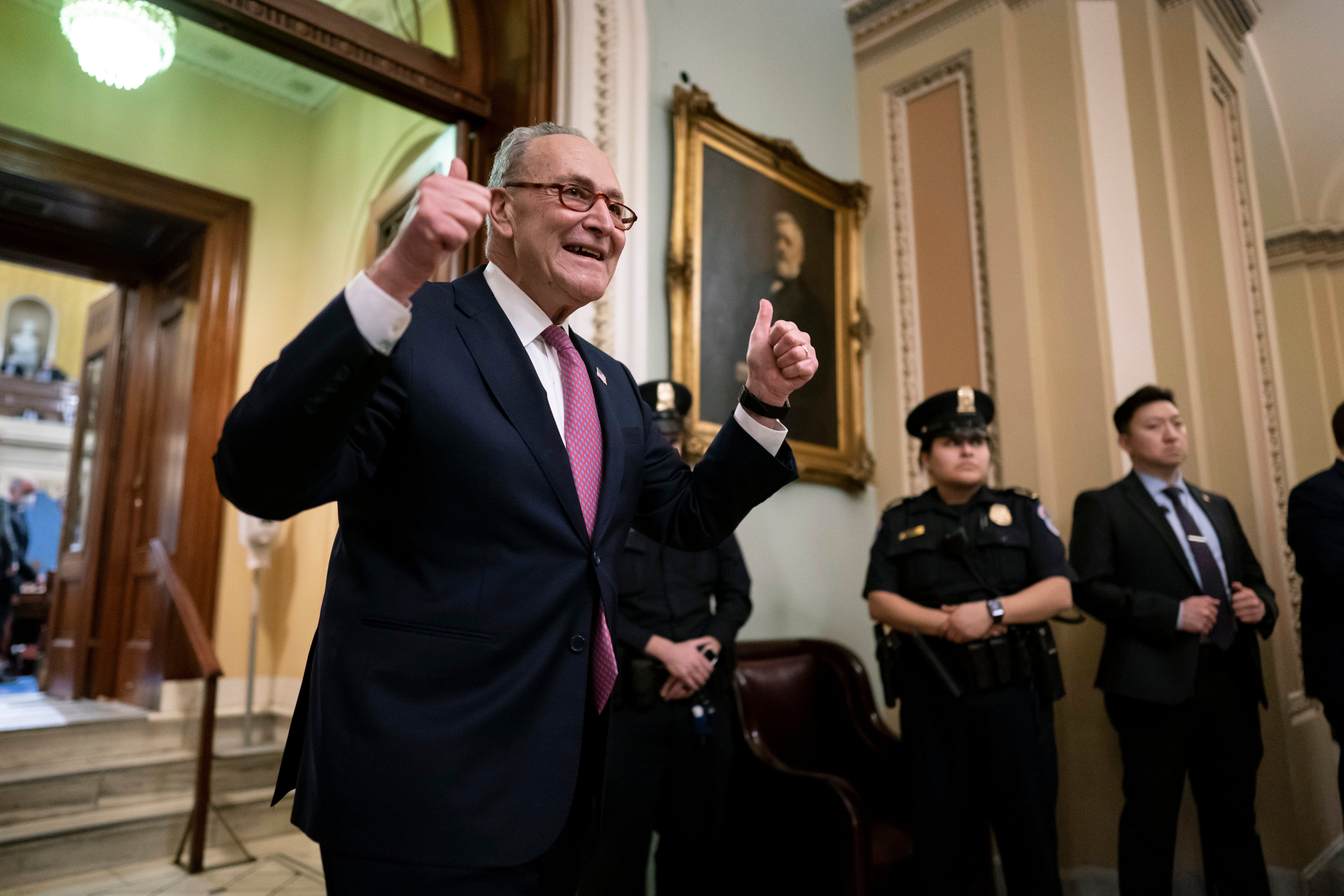 El líder de la mayoría en el Senado, Chuck Schumer, sale de la cámara celebrando el voto que confirma a la nominada a la Corte Suprema Ketanji Brown Jackson, asegurando su lugar como la primera mujer negra en el tribunal supremo, en el Capitolio en Washington, 7 de abril de 2022