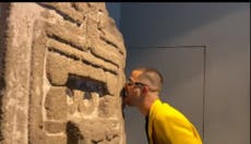 Pepx Romero pasa una hora lamiendo y besando piezas del Museo Nacional de Antropología