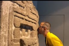 Pepx Romero pasa una hora lamiendo y besando piezas del Museo Nacional de Antropología