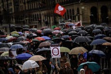 España prohíbe acoso a mujeres afuera de clínicas de abortos