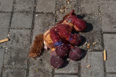 AP Fotos: Ataque a estación, fosas comunes en Ucrania