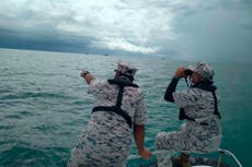 Rescatan a 2 buzos europeos en Indonesia, el 3ro falleció