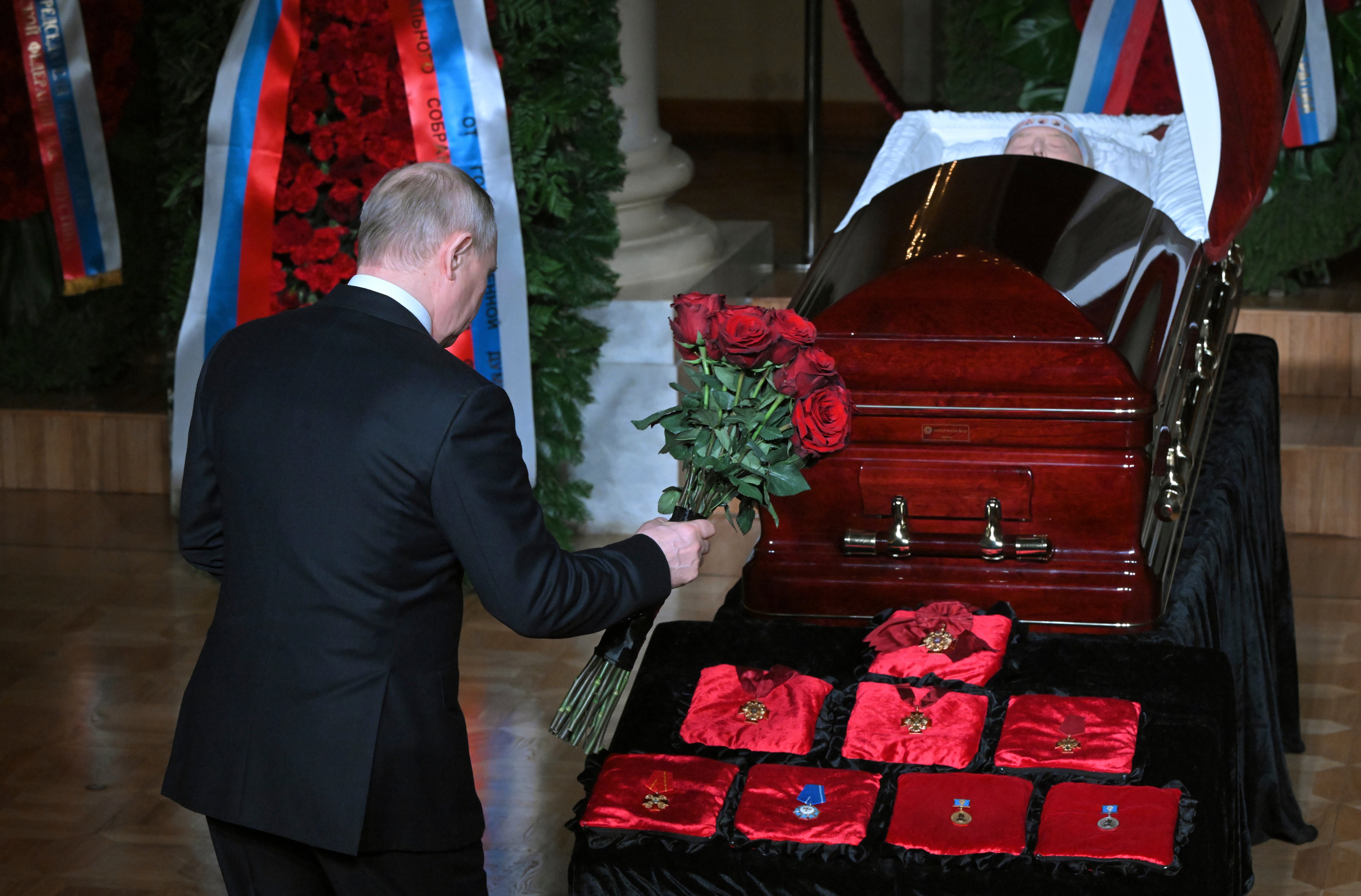 Putin colocó flores en el ataúd de Zhirinovsky al dar el pésame