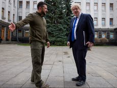 Reino Unido enviará 120 vehículos blindados a Ucrania tras reunión del primer ministro con Zelensky