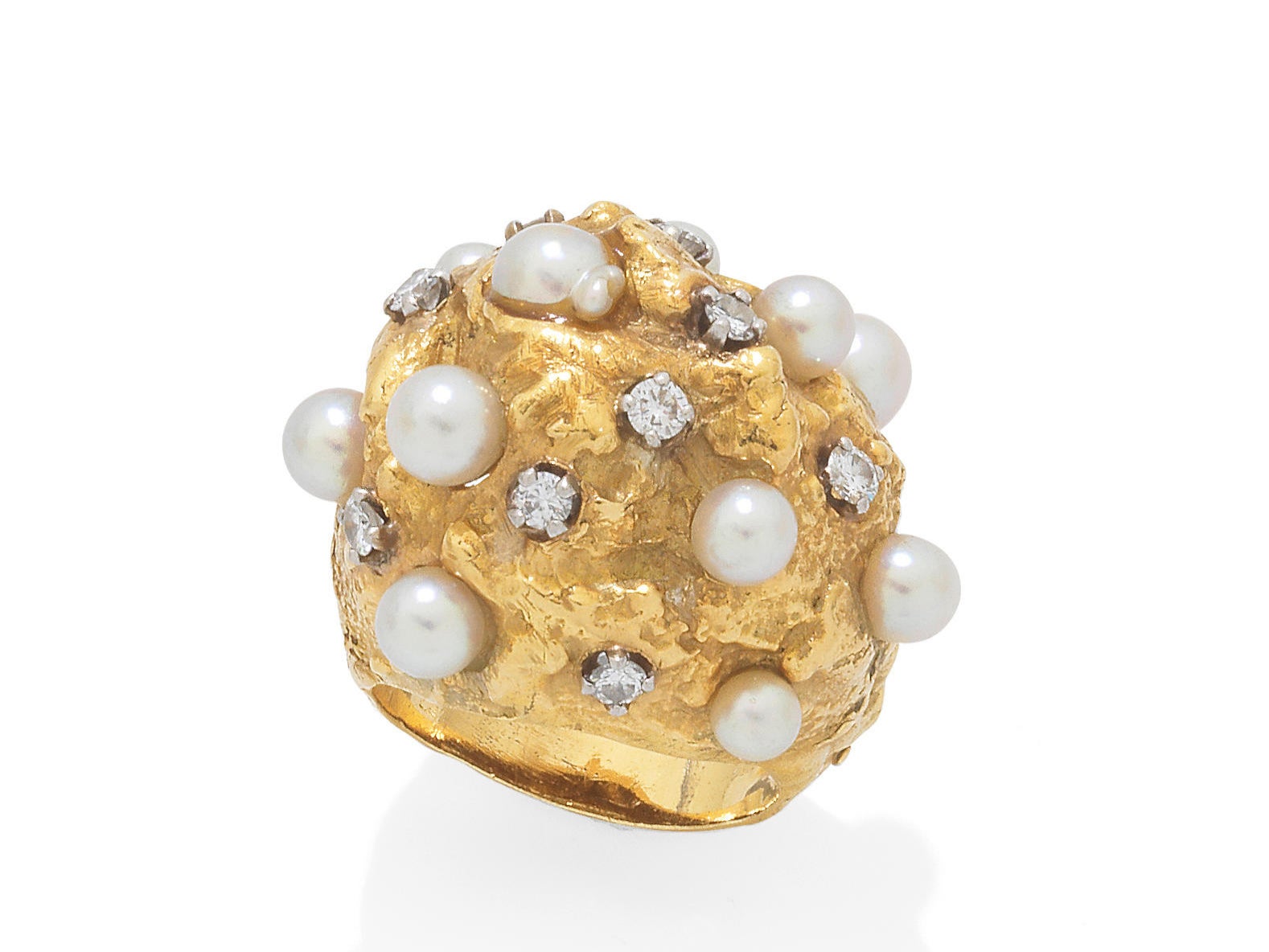 El anillo con perlas cultivadas y diamantes engastados fue un regalo de Warren Beatty a Joan Collins en 1960