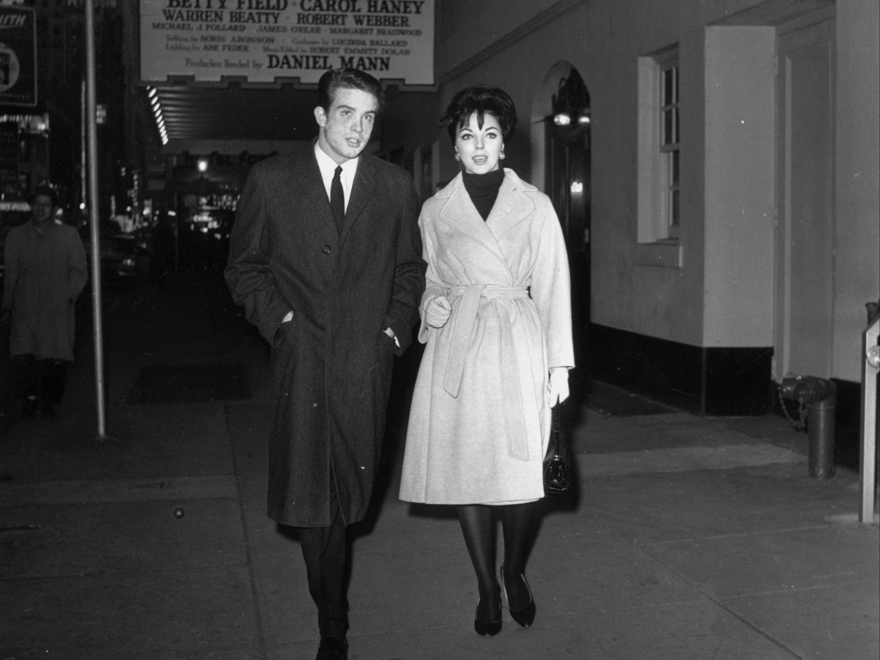 La estrella inglesa Joan Collins con el actor estadounidense Warren Beatty en Nueva York en 1959