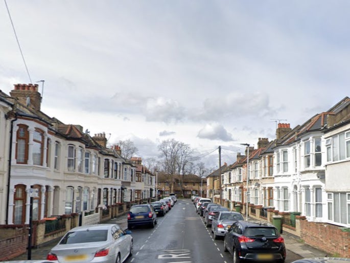 El ataque ocurrió en un domicilio en Skelton Road, al este de Londres, dijo la policía