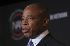 El alcalde de Nueva York, Eric Adams, da positivo en la prueba de covid-19