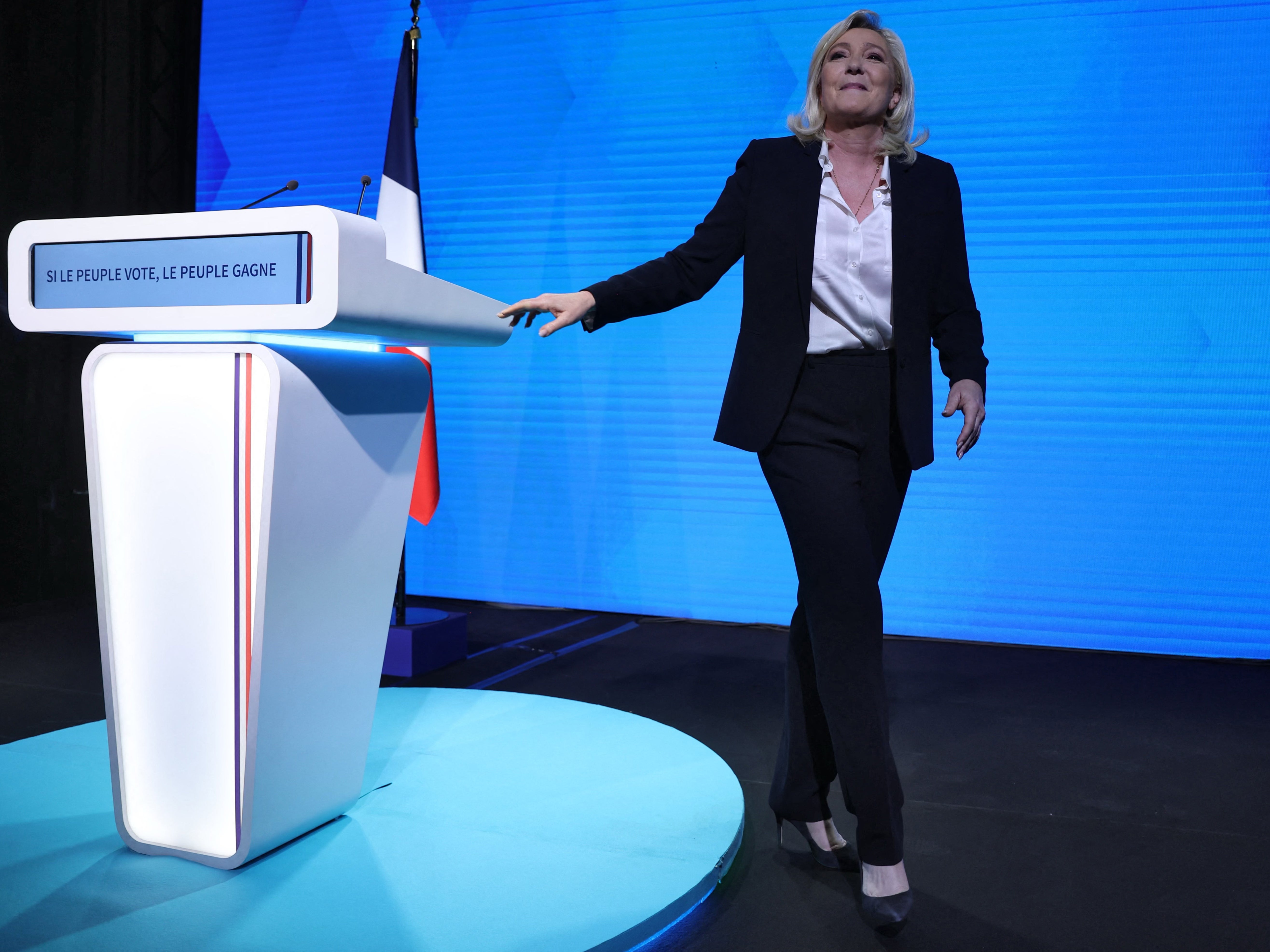 Marine Le Pen habla con sus partidarios tras los resultados de la primera ronda de la elección presidencial en París