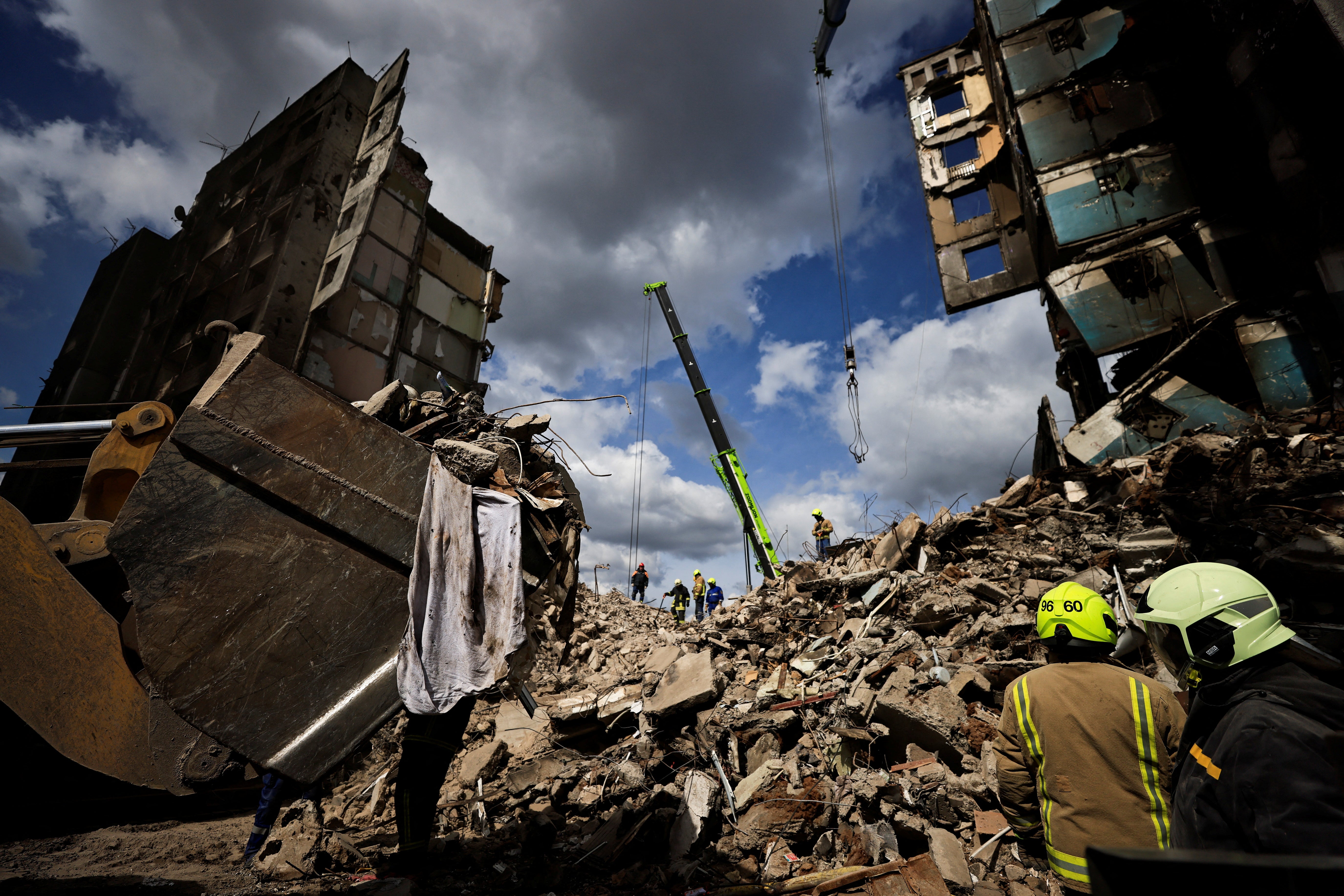 En otro lugar, los rescatistas buscan cuerpos bajo los escombros de un edificio destruido por los bombardeos rusos en Borodyanka, región de Kyiv